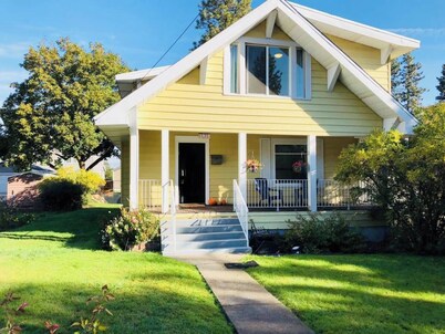 The Perry Canary: Newly Renovated, Charming, Walk to Coffee and Restaurants