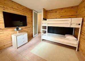 3 chambres, fer et planche à repasser, Wi-Fi, draps fournis