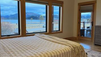 4 bedrooms, desk, iron/ironing board, WiFi (free)