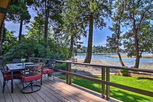 Stunning Waterfront Gig Harbor! Kayaks and Hot Tub!