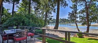 Stunning Waterfront Gig Harbor! Kayaks and Hot Tub!