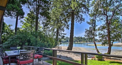 Stunning Waterfront Gig Harbor! Kayaks and Hot Tub!