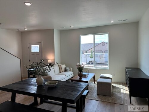 Beautiful European Style Townhome - Near ISU