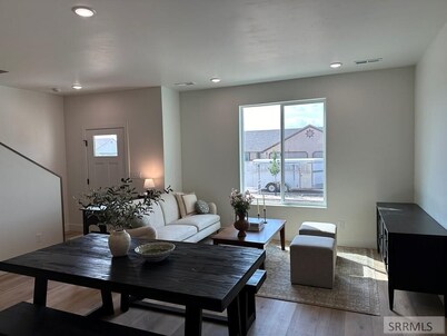 Beautiful European Style Townhome - Near ISU