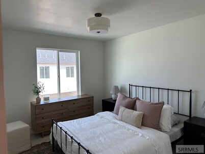 Beautiful European Style Townhome - Near ISU