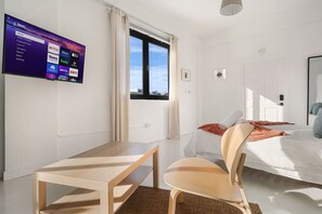1 habitación, escritorio, tabla de planchar con plancha y wifi 