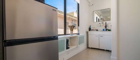 ثلاجة، ميكروويف، فرن، موقد طهي مسطح