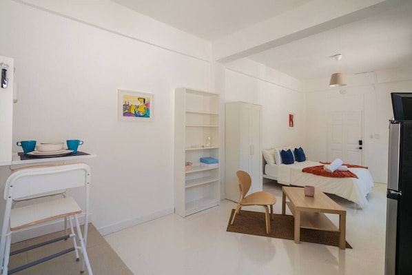 Desk, WiFi, bed sheets