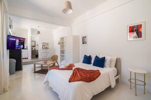 Escritorio, wifi y ropa de cama 