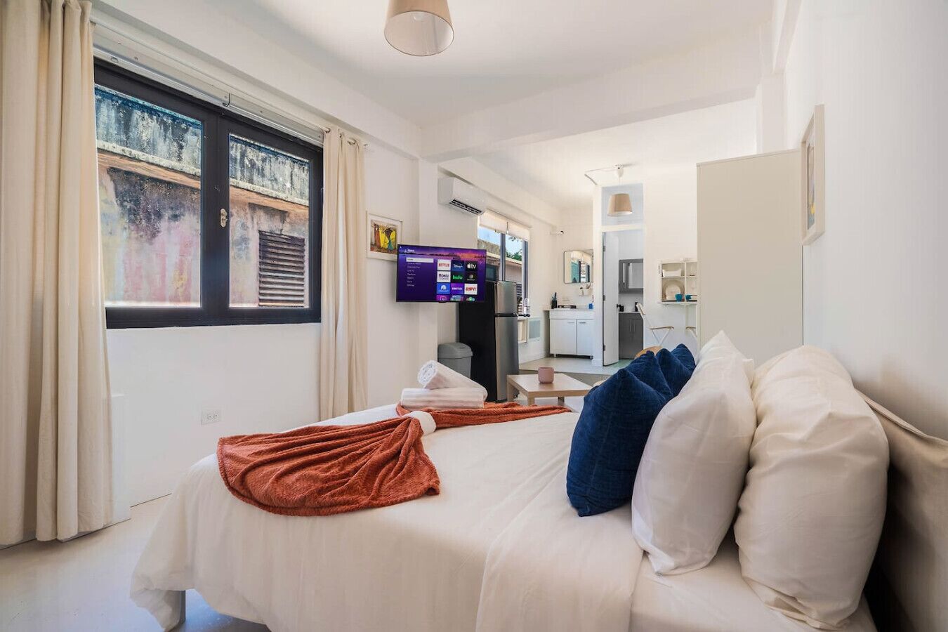 Escritorio, wifi, ropa de cama