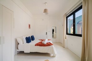 Escritorio, wifi y ropa de cama 