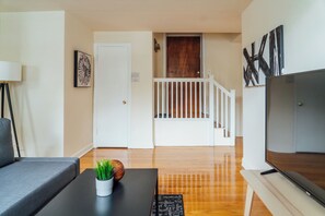 Classic-Apartment, 1 Schlafzimmer | Wohnbereich | 55-Zoll-Fernseher mit Digitalempfang, Streaming-Dienste