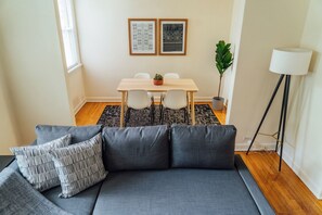 Classic-Apartment, 1 Schlafzimmer | Wohnbereich | 55-Zoll-Fernseher mit Digitalempfang, Streaming-Dienste