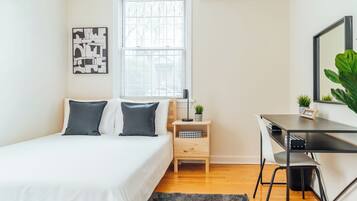 Escritorio, tabla de planchar con plancha y wifi gratis