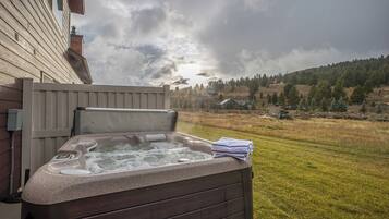 Bañera de hidromasaje al aire libre