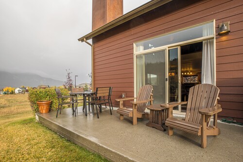 New! Hot tub, Two living rooms, Wood Fireplace!