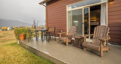 New! Hot tub, Two living rooms, Wood Fireplace!