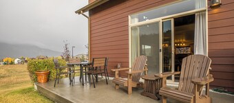 New! Hot tub, Two living rooms, Wood Fireplace!