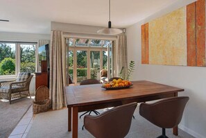 Dining - Queen's Garden Villa (Nelson City)