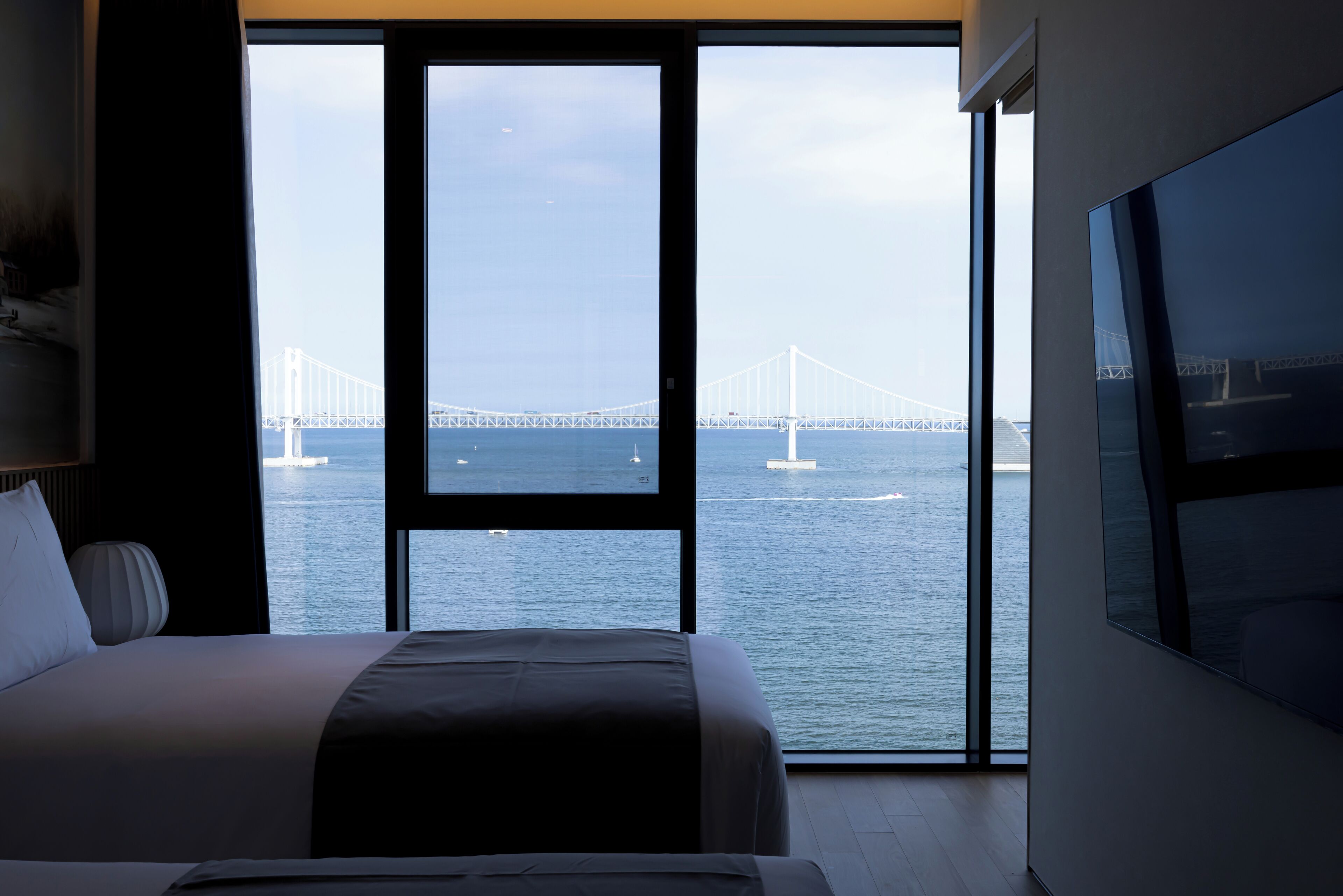 Junior Suite Room | 客房內保險箱、書桌、筆電工作空間、遮光布/窗簾