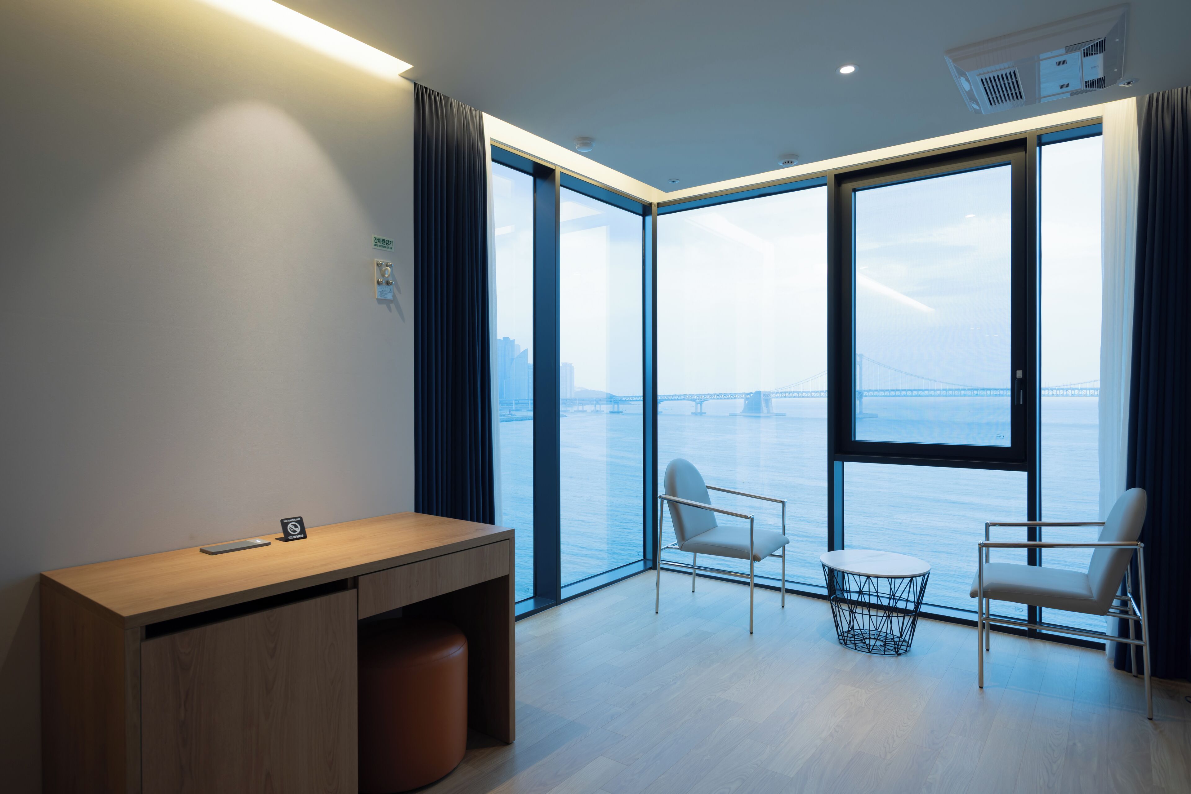 Panorama Double Room | 客房内保险箱、办公桌、笔记本电脑工作区、遮光窗帘