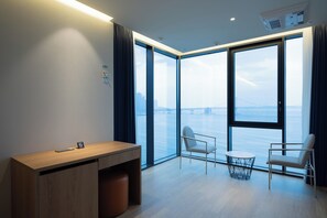 Panoramic Double | Caja de seguridad en la habitación y escritorio