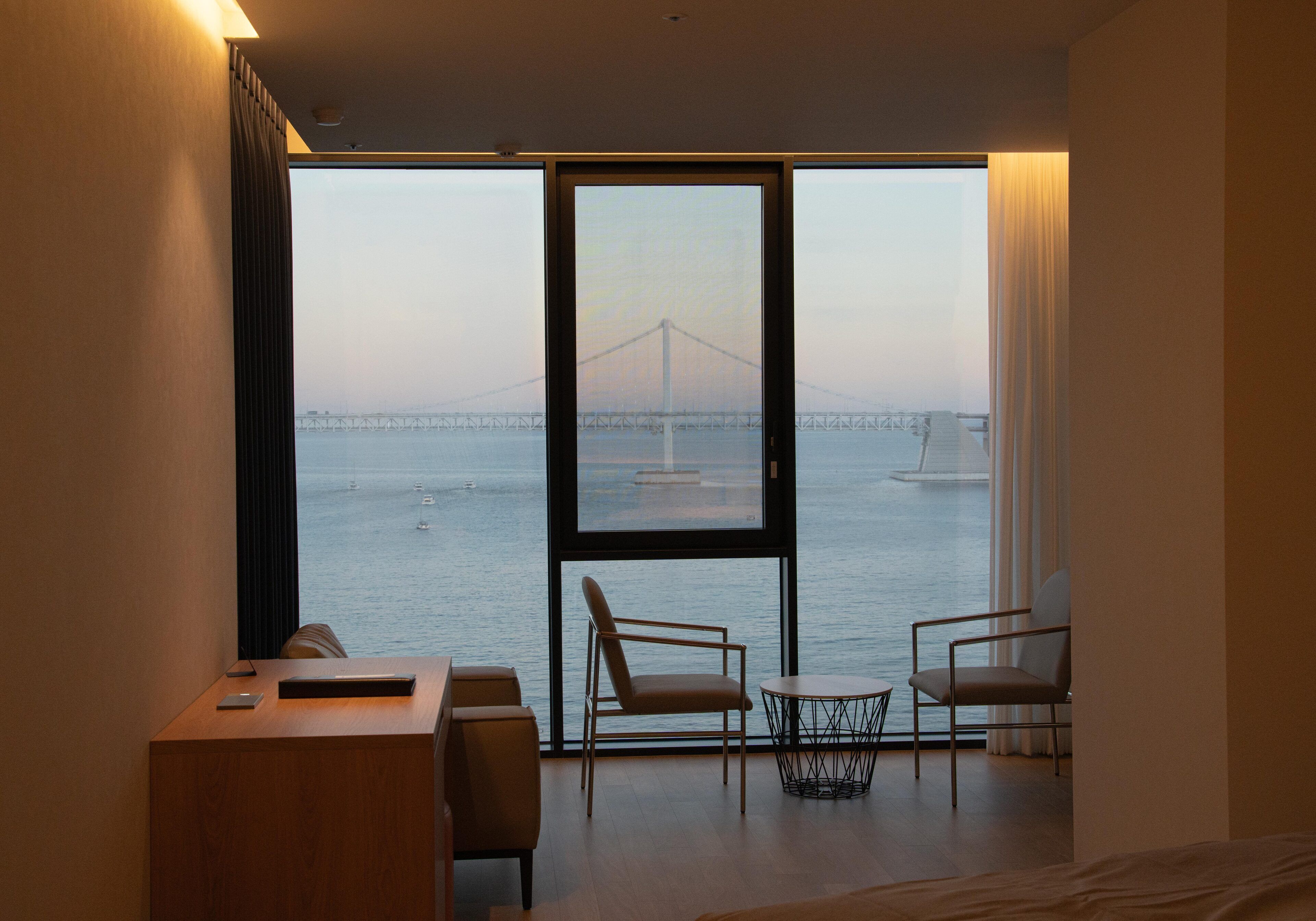 Caja de seguridad en la habitación y escritorio 