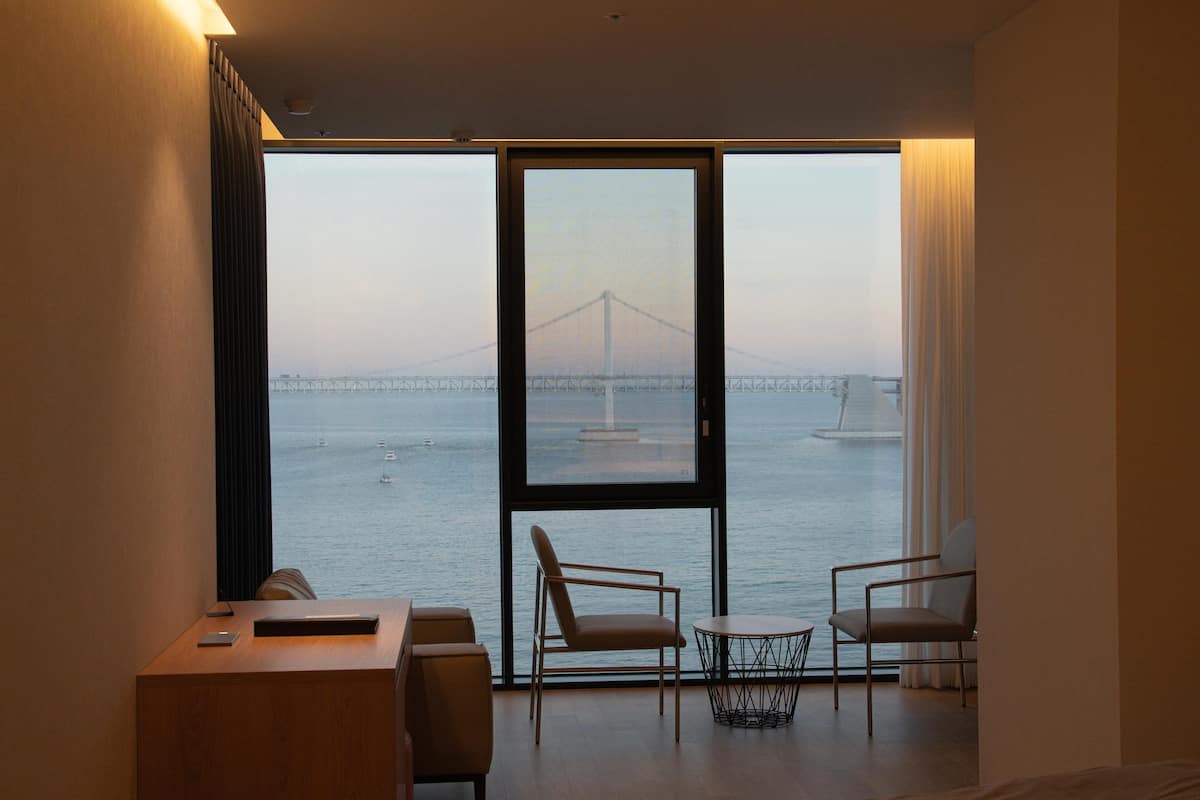 Signature Double Room | Een kluis op de kamer, een bureau, een laptopwerkplek