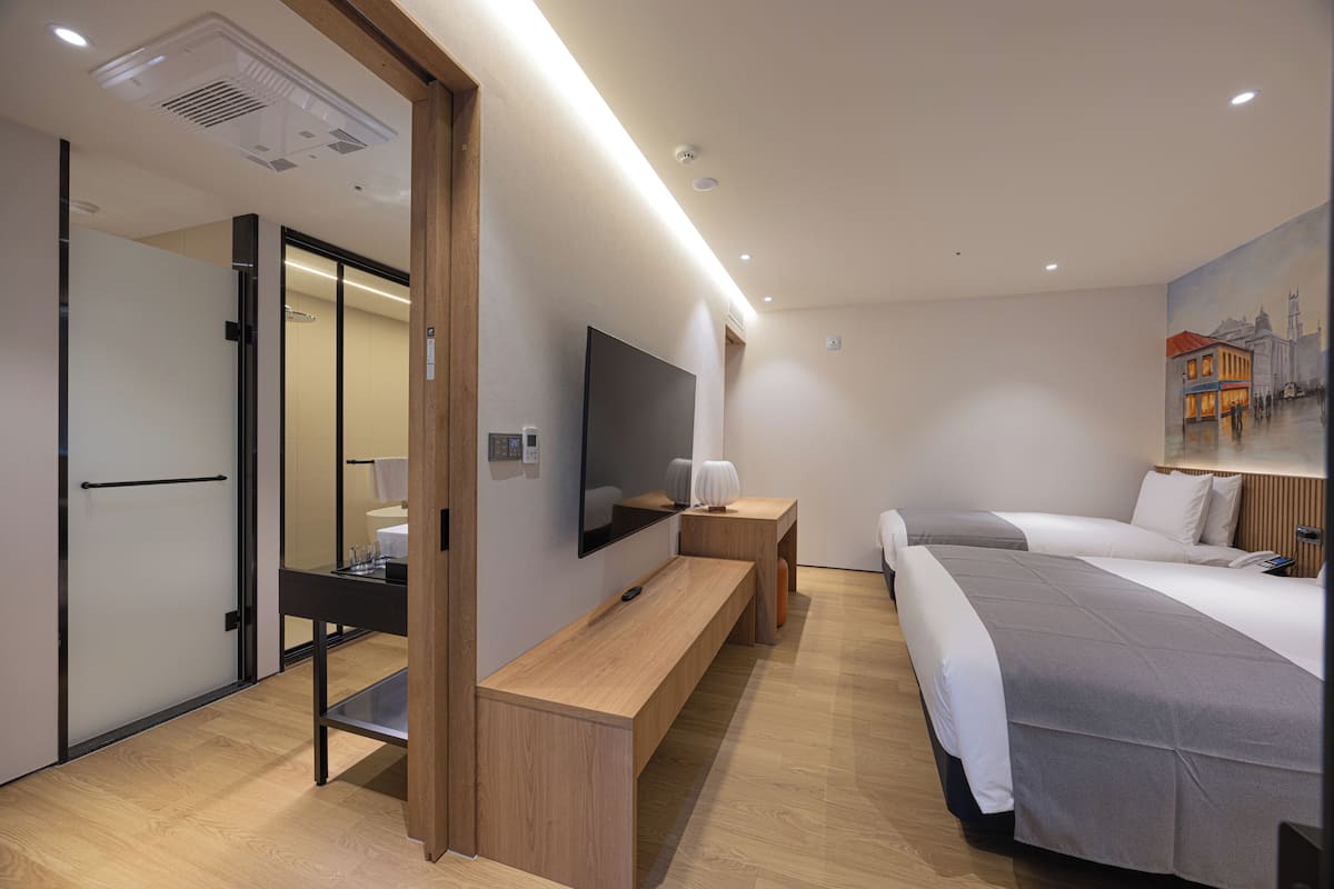 Casual Half Twin (Side Ocean View) | Caja de seguridad en la habitación y escritorio