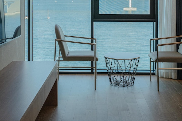Junior Suite - Front Ocean View | In-room safe, desk, laptop workspace, blackout drapes