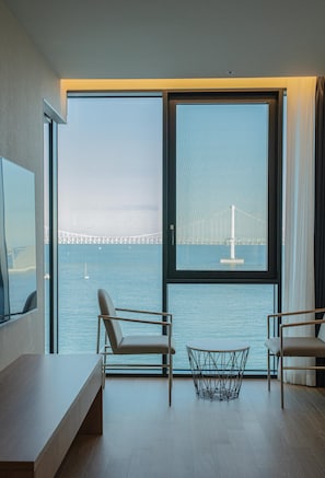 Caja de seguridad en la habitación y escritorio