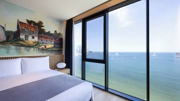 Guesthouse King Suite | Tallelokero huoneessa, työpöytä