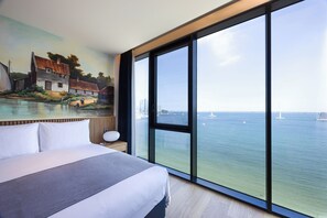 Suite | Een kluis op de kamer, een bureau, een laptopwerkplek