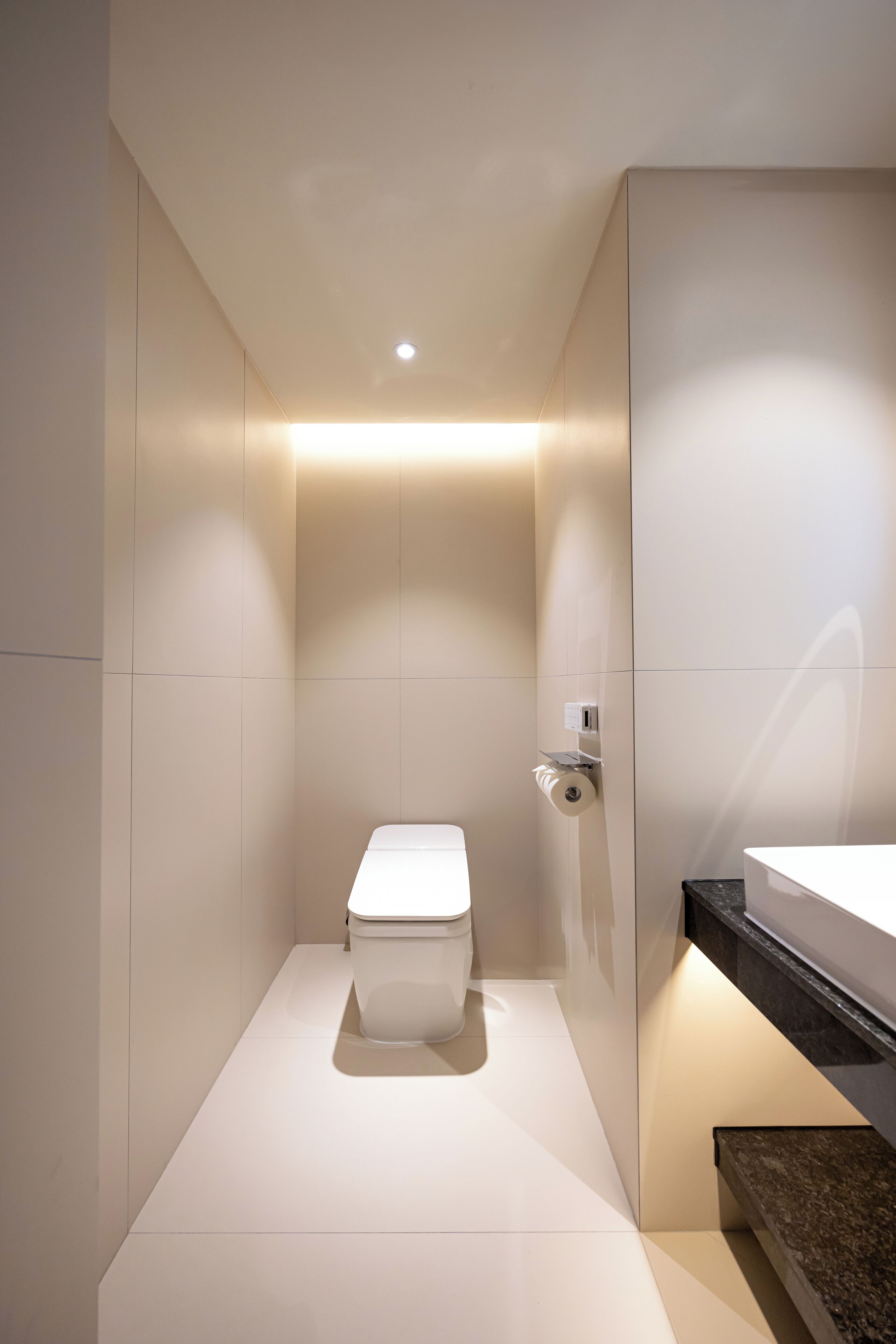 King Suite Room | Bathroom | Separate tub and shower, hair dryer, bidet, towels