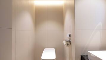 Guesthouse King Suite | Bathroom | Separate tub and shower, hair dryer, towels, soap