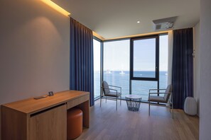 Caja de seguridad en la habitación y escritorio