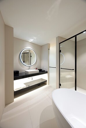 Signature Double - Panoramic Ocean View | Bathroom | Separate bathtub and shower, hair dryer, bidet, towels