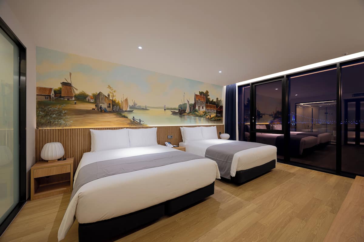 Guesthouse King Suite | Caja de seguridad en la habitación y escritorio