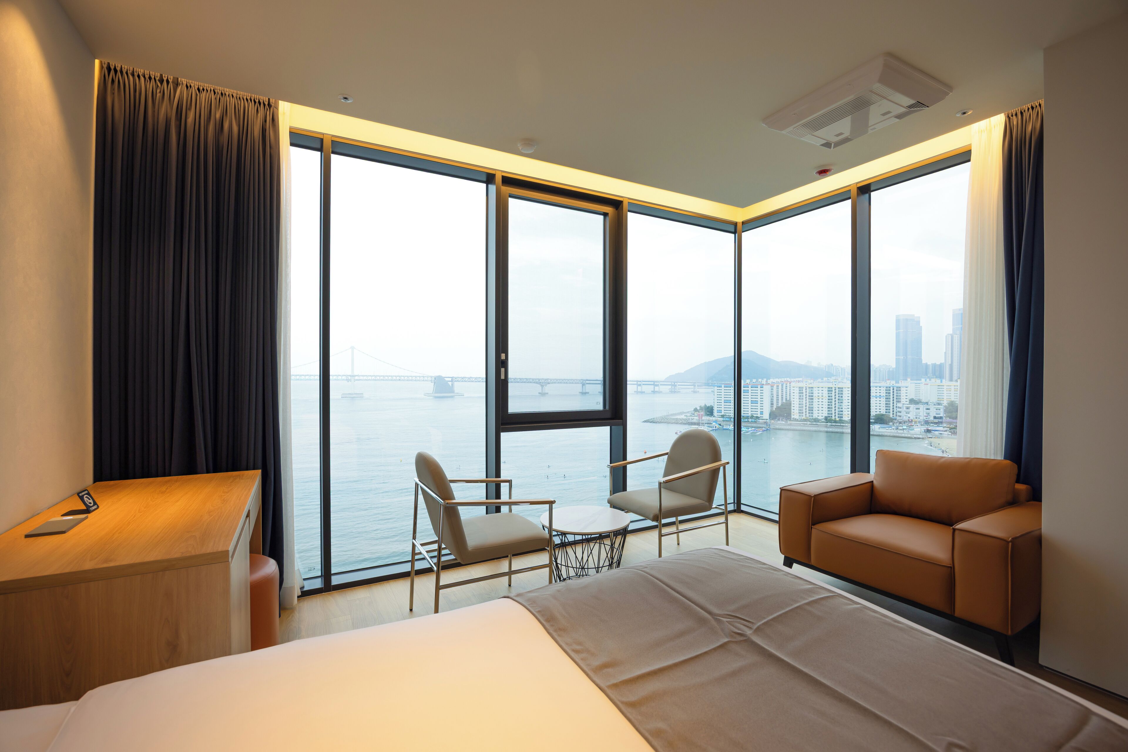 Caja de seguridad en la habitación y escritorio 