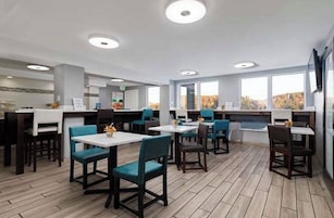 Café da manhã com buffet grátis todos os dias