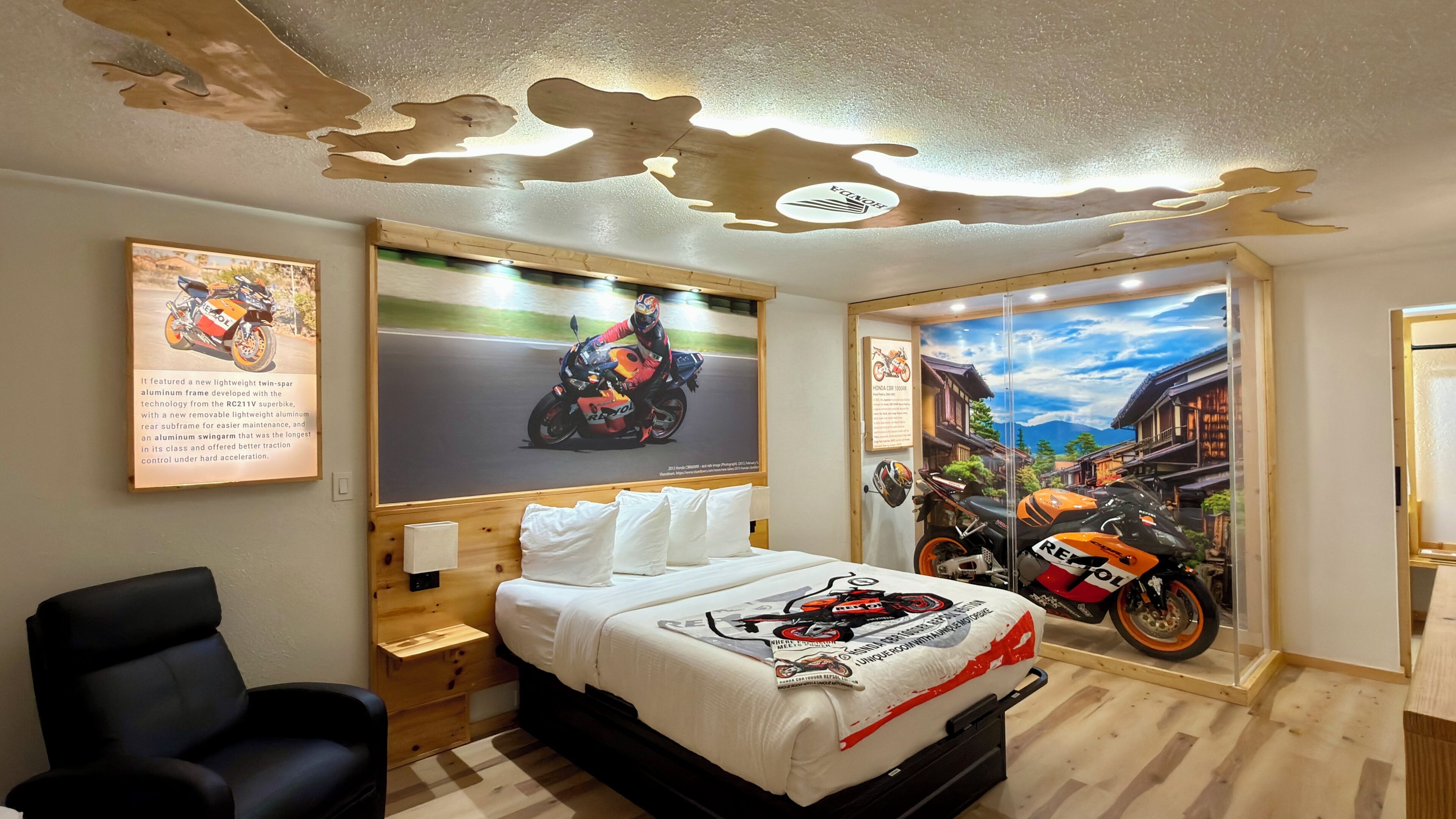 CBR 1000RR REPSOL | Desk, free WiFi