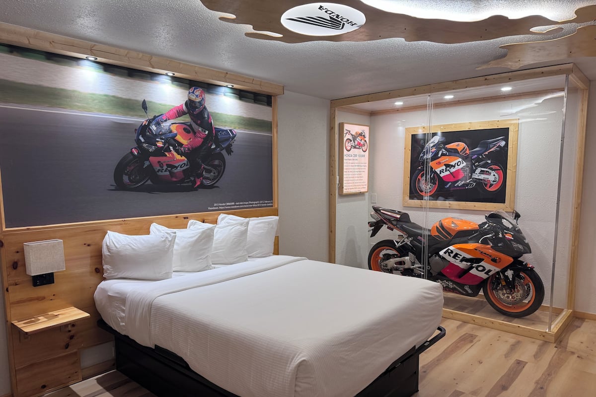 Classic Single Room, Pool View | Desk, free WiFi