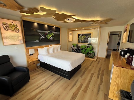 Kawasaki ZX12R | Desk, free WiFi