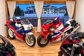 Theater show - Motorcycle Inn (Kodak)