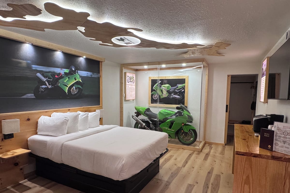 Classic Single Room, Pool View | Desk, free WiFi