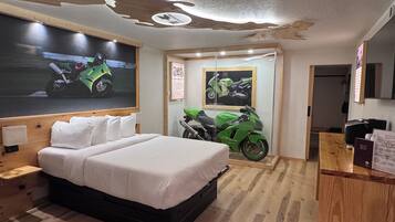 Classic Single Room, Pool View | Desk, free WiFi