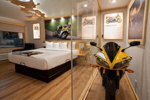 Yamaha R1 LE | Premium bedding, memory foam beds, individually decorated, desk - Motorcycle Inn (Kodak)