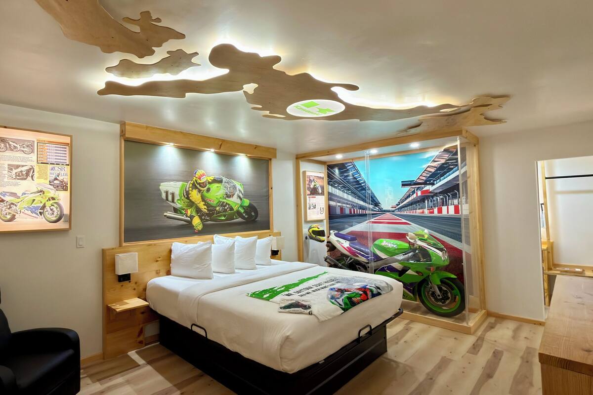 Chambre simple Confort, non-fumeur (Kawasaki ZX7 SR) | Literie de qualité, lit avec matelas en mousse à mémoire, décor unique