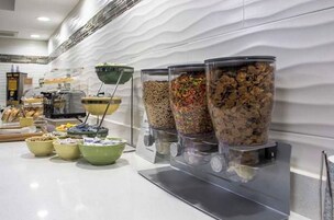 Café da manhã com buffet grátis todos os dias
