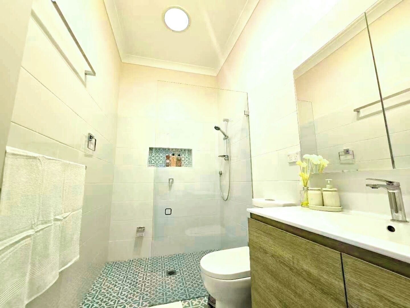Un bagno moderno dotato di doccia, WC e lavabo.